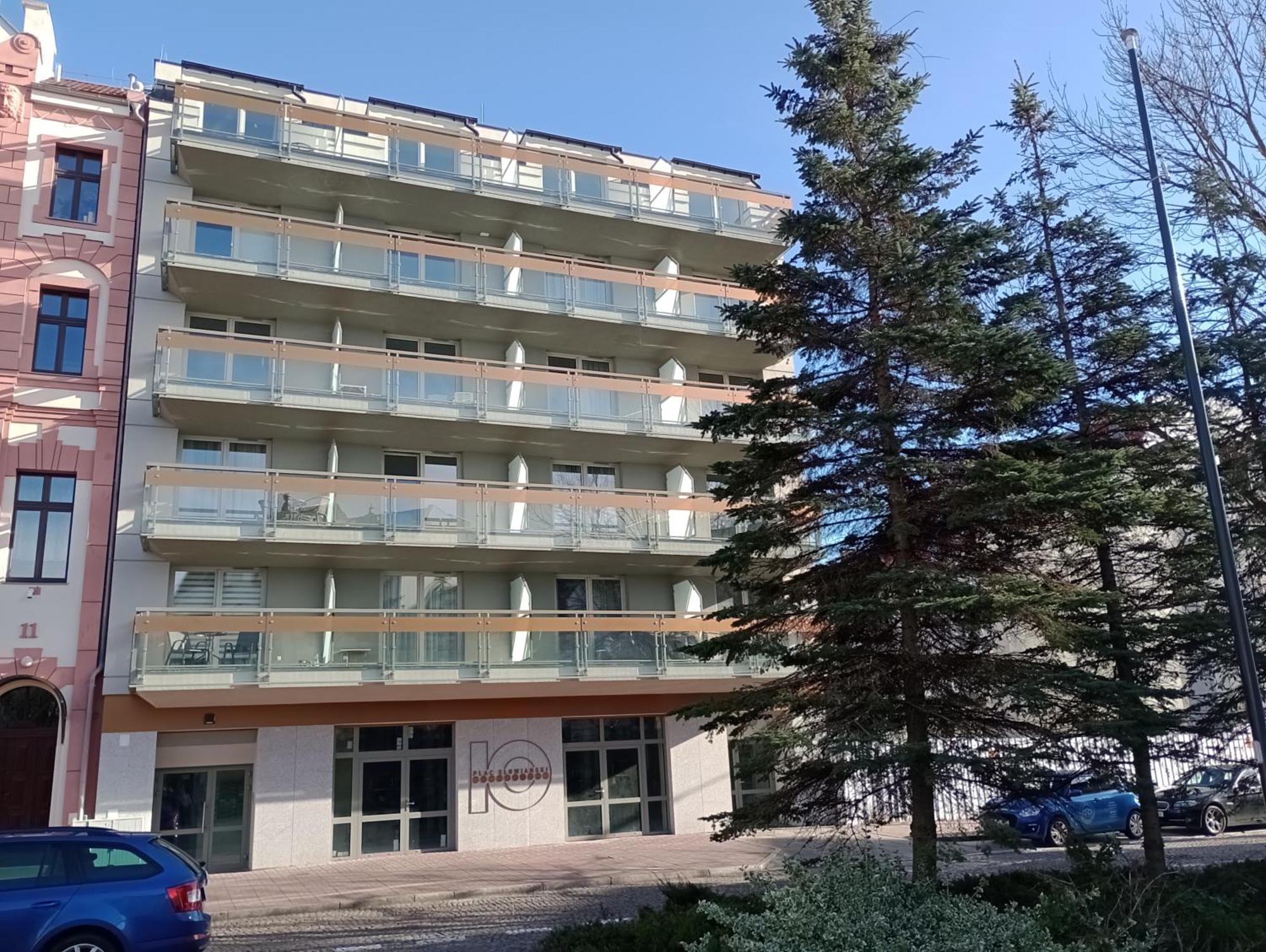 Plac Slowianski 10