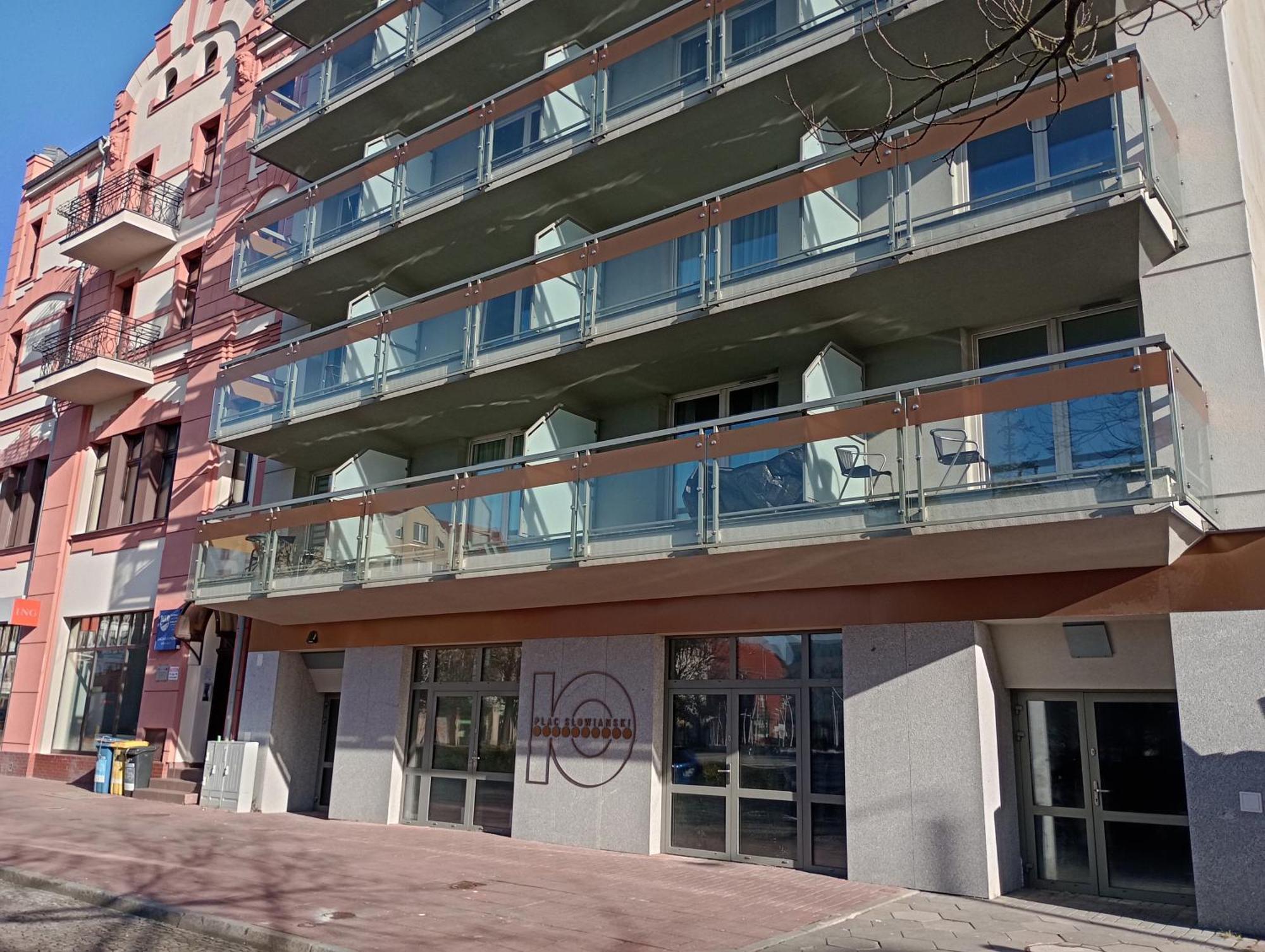 Plac Slowianski 10
